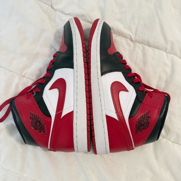 Nike Air Jordan 1 Mid Alternate Bred Toe Sneakers Women's Size 9.5 - Picture 3 of 6